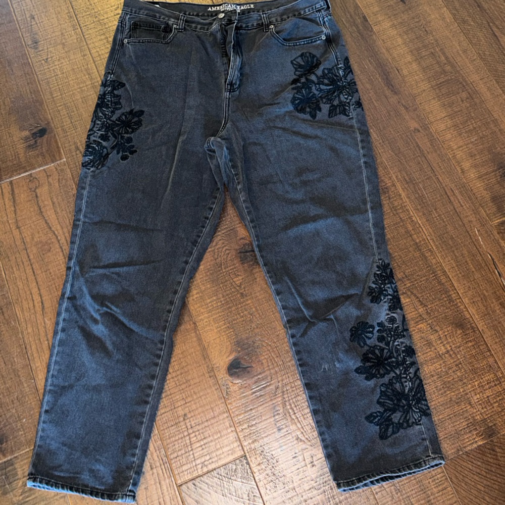 AEO 18L Mom Jean with Black Stitching